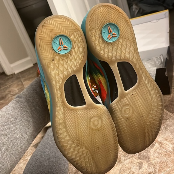 Kobe 8s Venice Beach size 10.5; Like New, with Box - Picture 8 of 8